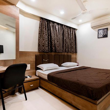 Hotel Ashish Ahmedabad Buitenkant foto