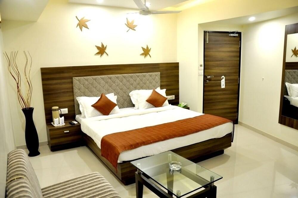 Hotel Ashish Ahmedabad Buitenkant foto