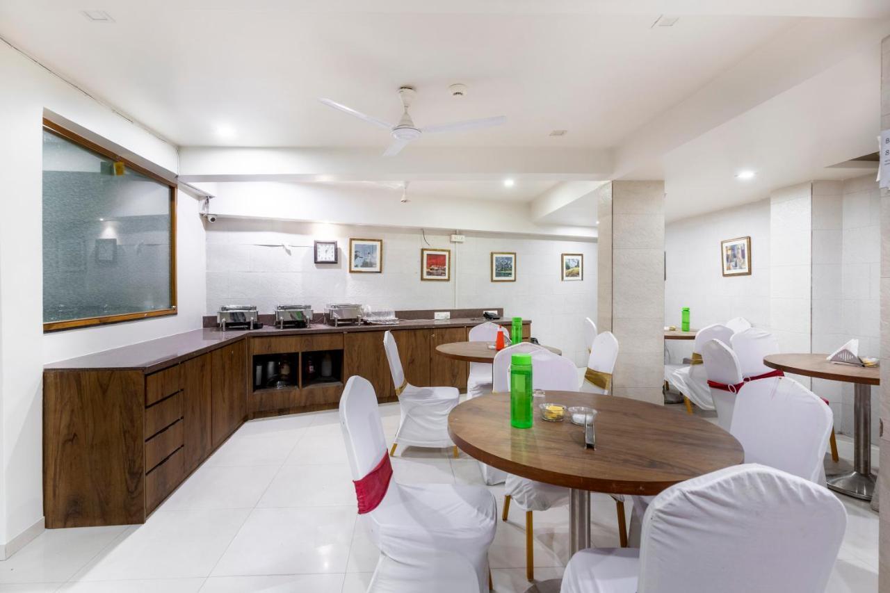 Hotel Ashish Ahmedabad Buitenkant foto