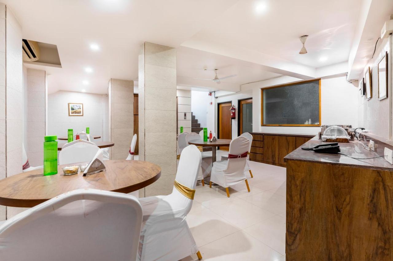Hotel Ashish Ahmedabad Buitenkant foto