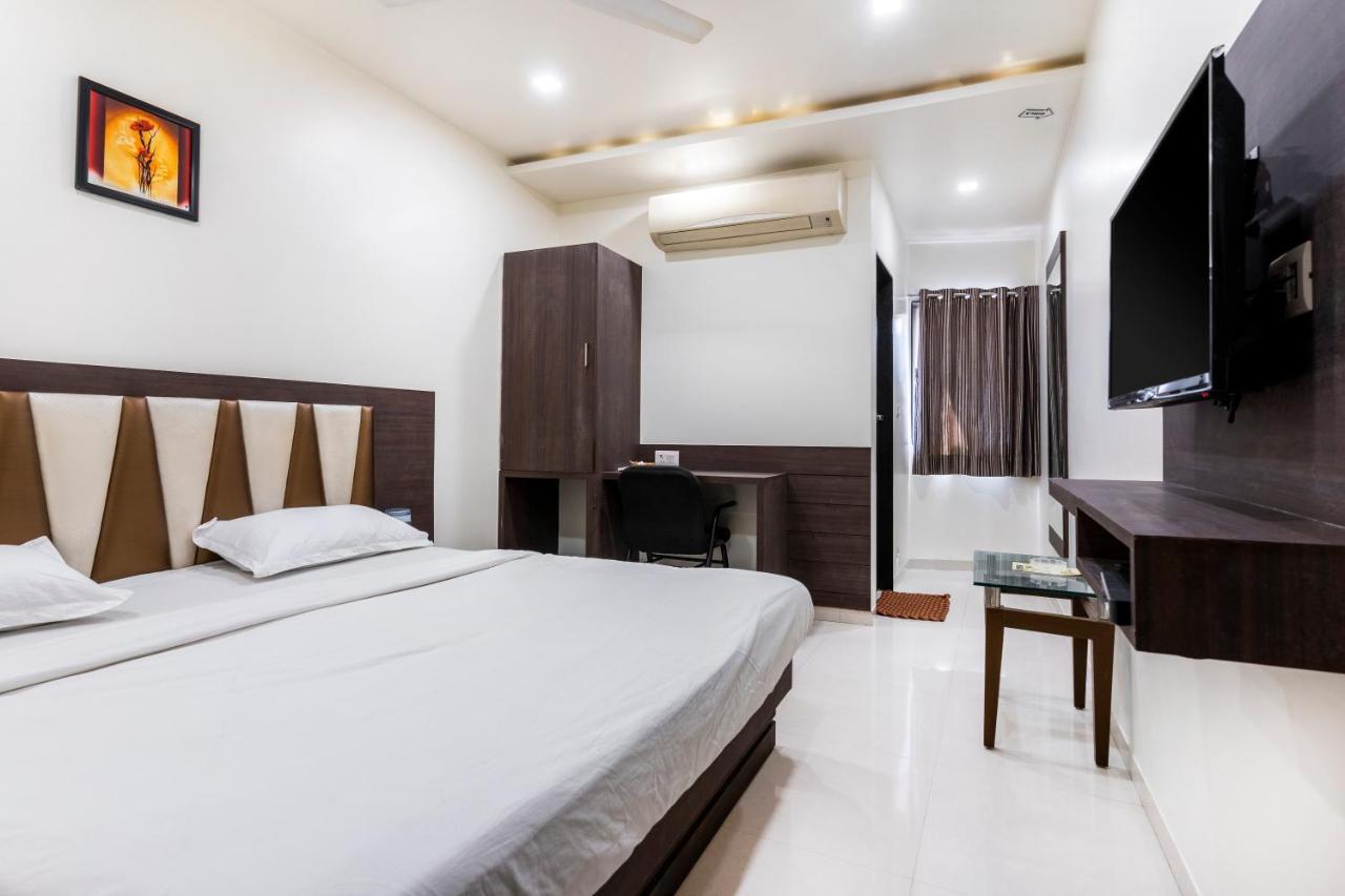 Hotel Ashish Ahmedabad Buitenkant foto