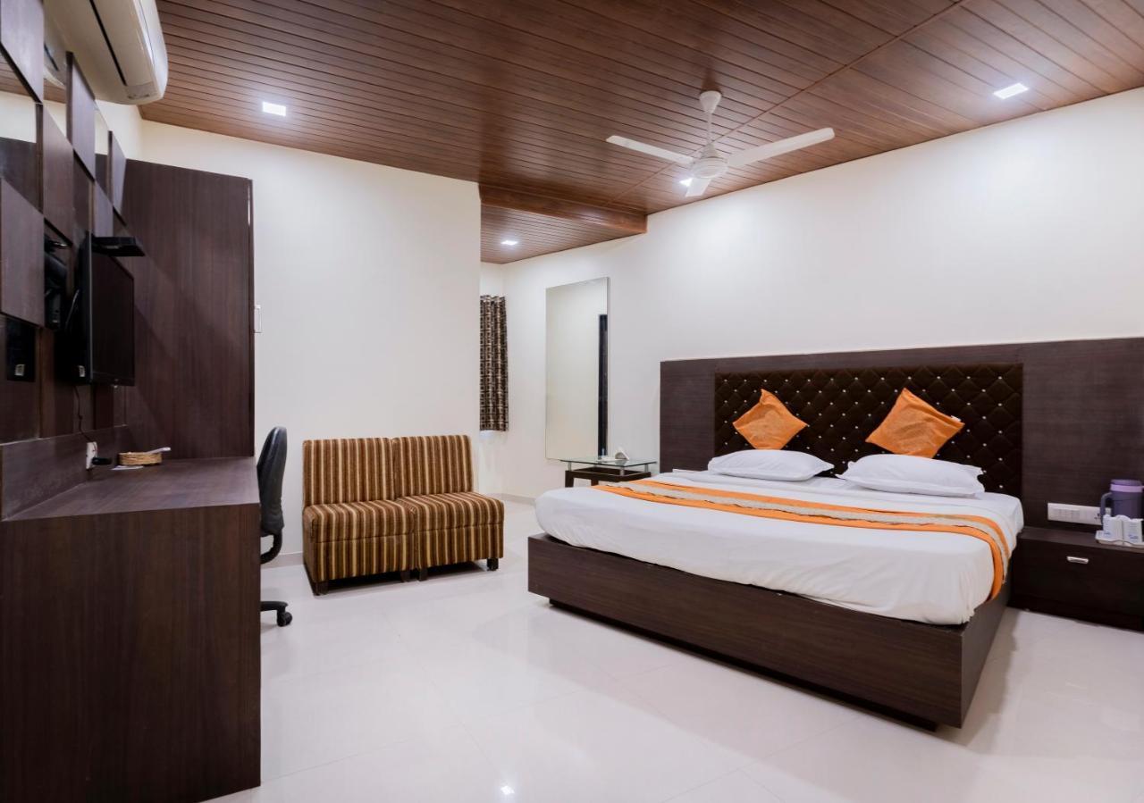 Hotel Ashish Ahmedabad Buitenkant foto