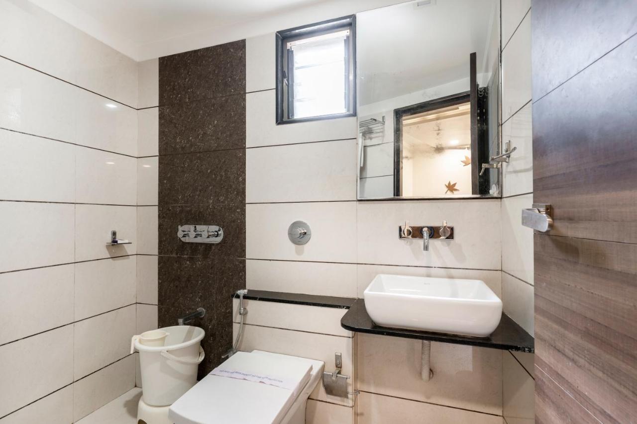 Hotel Ashish Ahmedabad Buitenkant foto