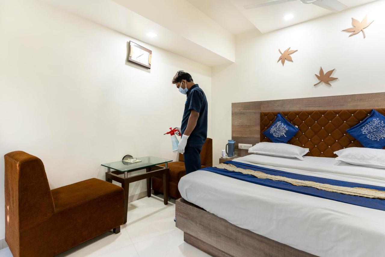 Hotel Ashish Ahmedabad Buitenkant foto
