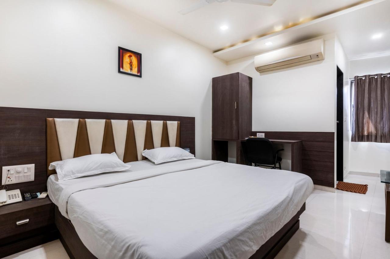 Hotel Ashish Ahmedabad Buitenkant foto