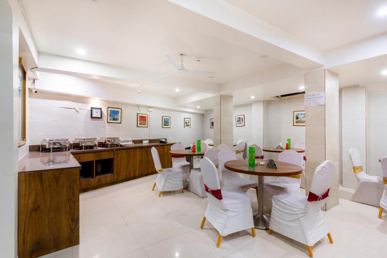 Hotel Ashish Ahmedabad Buitenkant foto