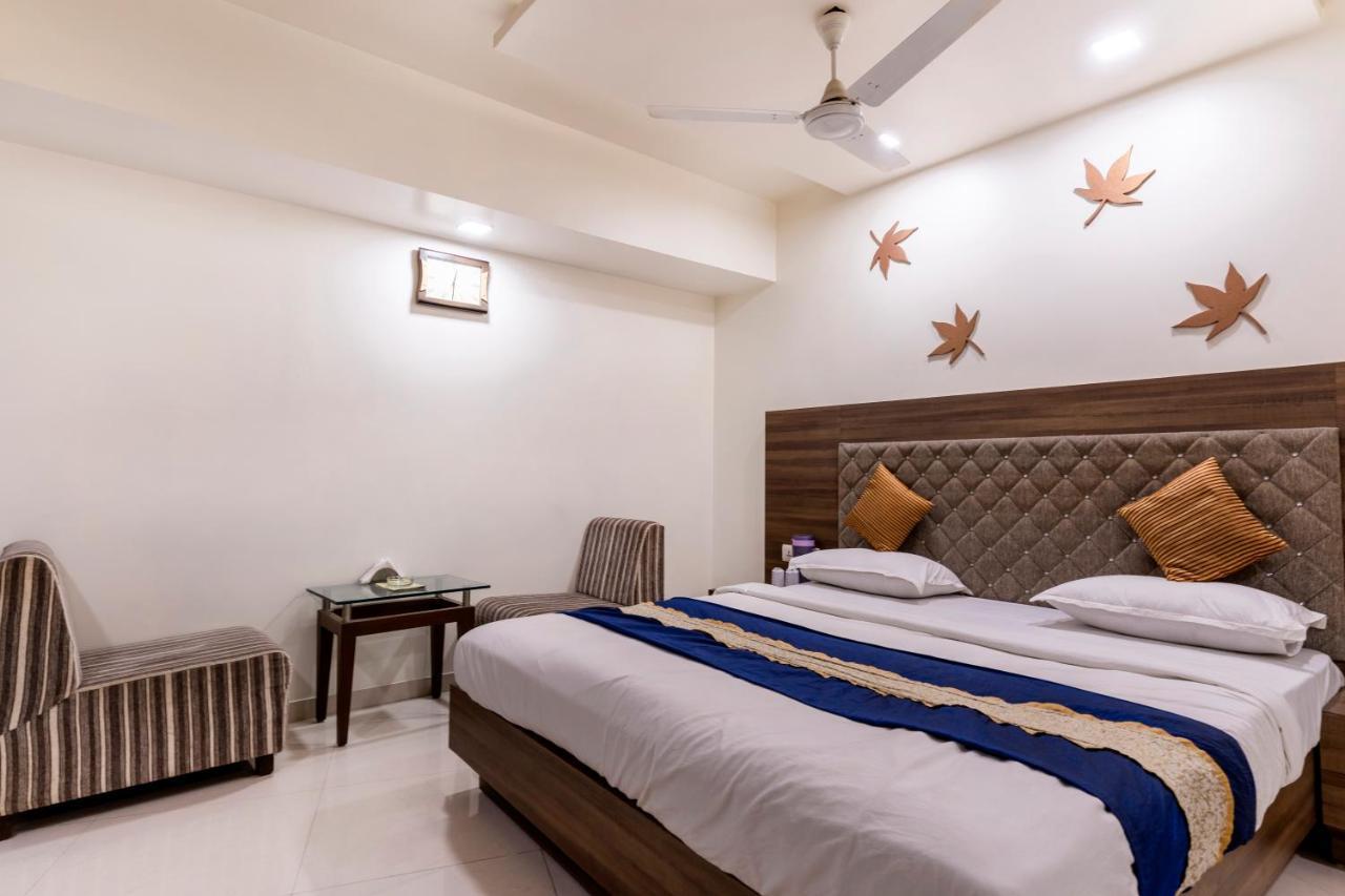 Hotel Ashish Ahmedabad Buitenkant foto