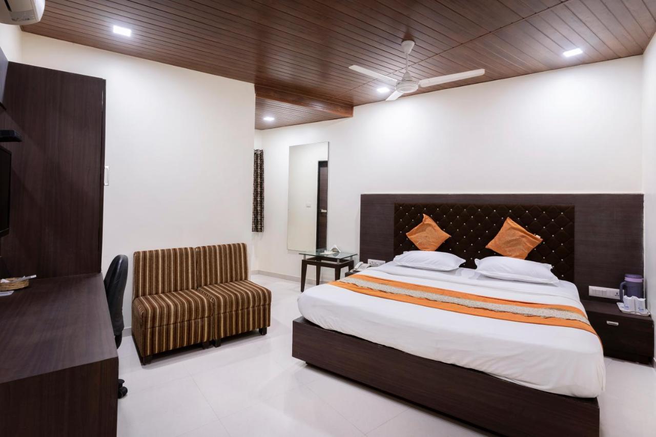 Hotel Ashish Ahmedabad Buitenkant foto