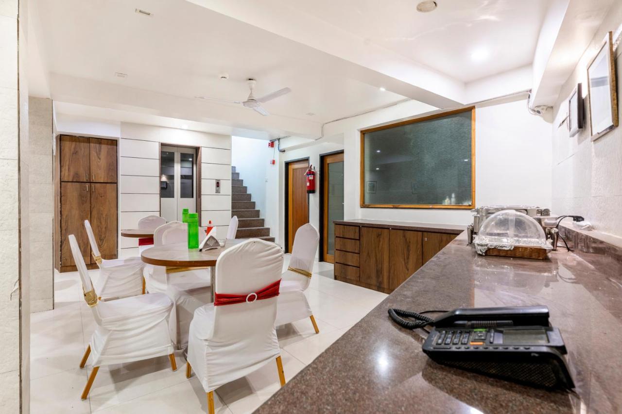 Hotel Ashish Ahmedabad Buitenkant foto