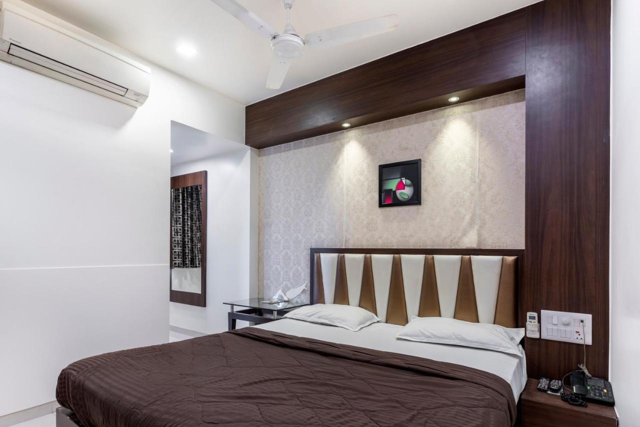 Hotel Ashish Ahmedabad Buitenkant foto