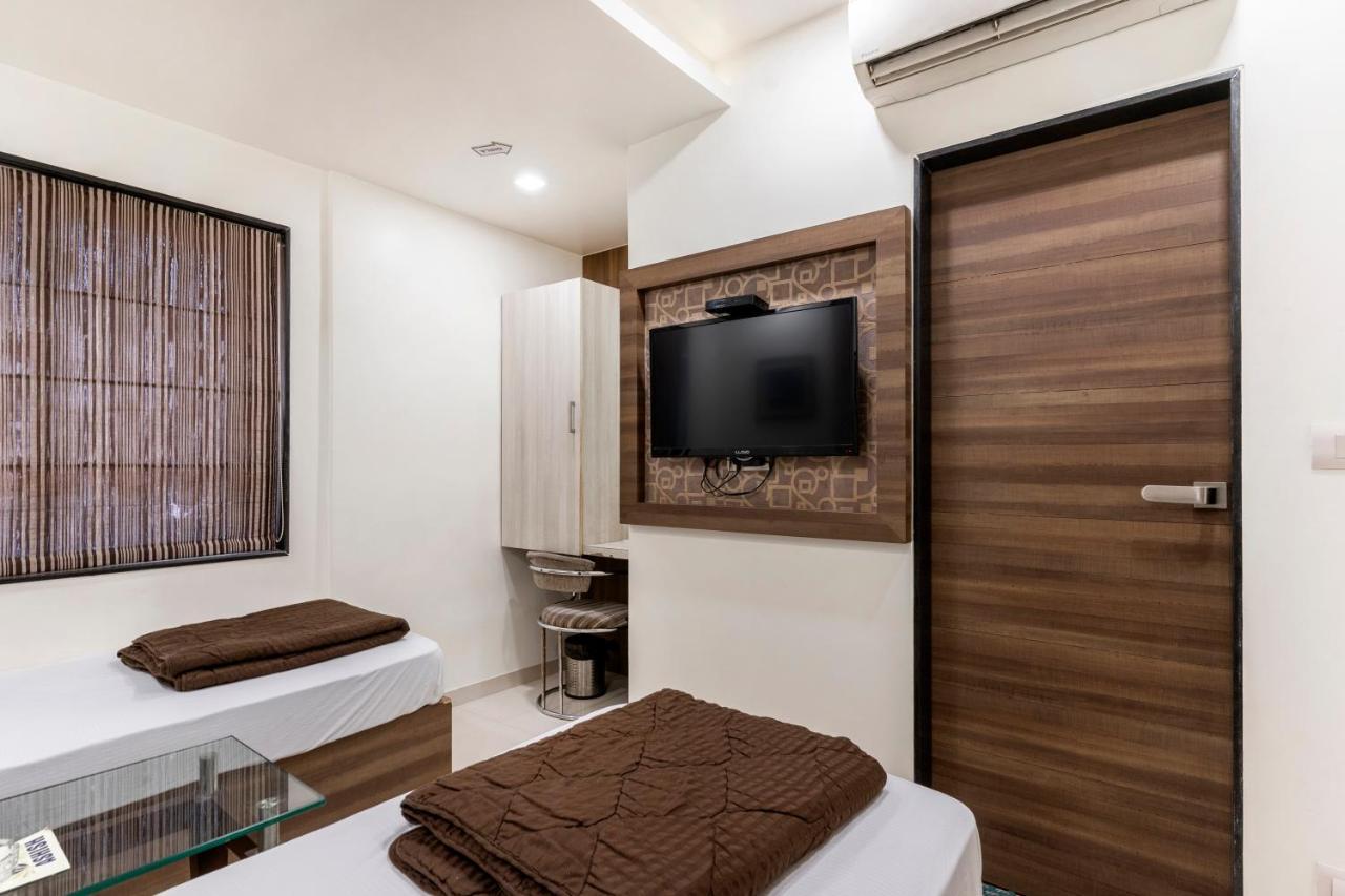 Hotel Ashish Ahmedabad Buitenkant foto