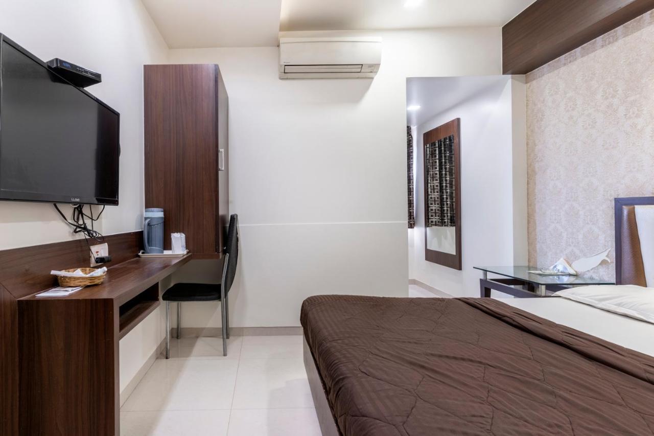 Hotel Ashish Ahmedabad Buitenkant foto