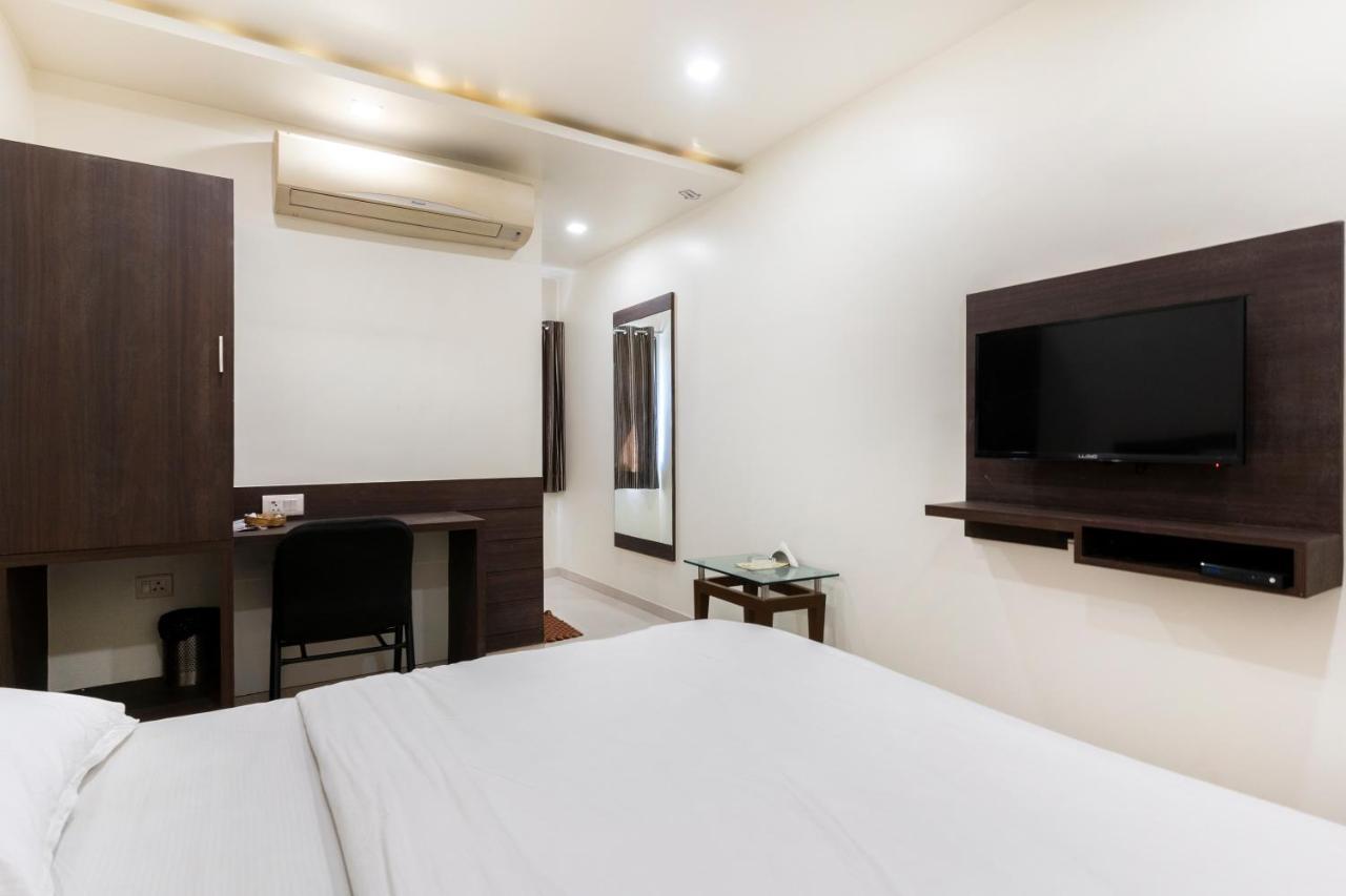 Hotel Ashish Ahmedabad Buitenkant foto