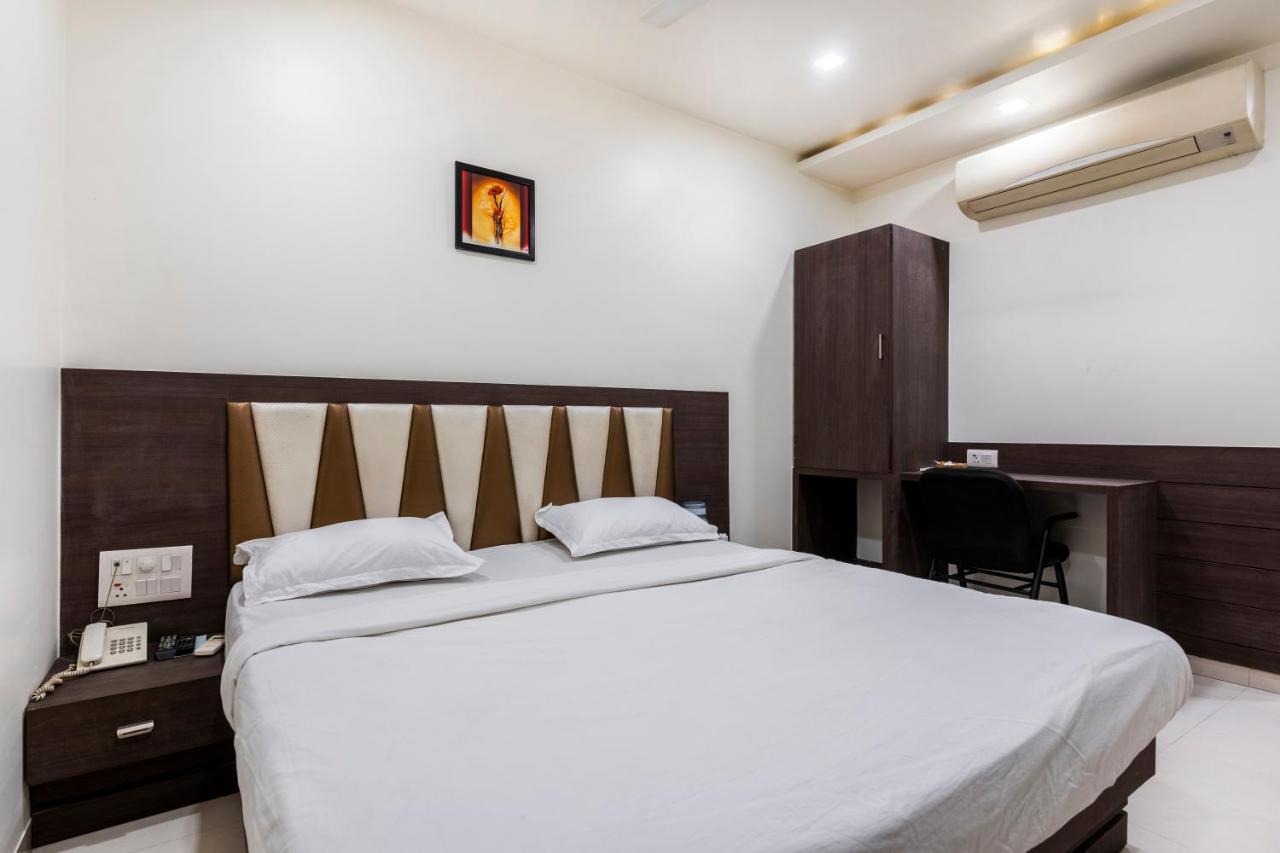 Hotel Ashish Ahmedabad Buitenkant foto