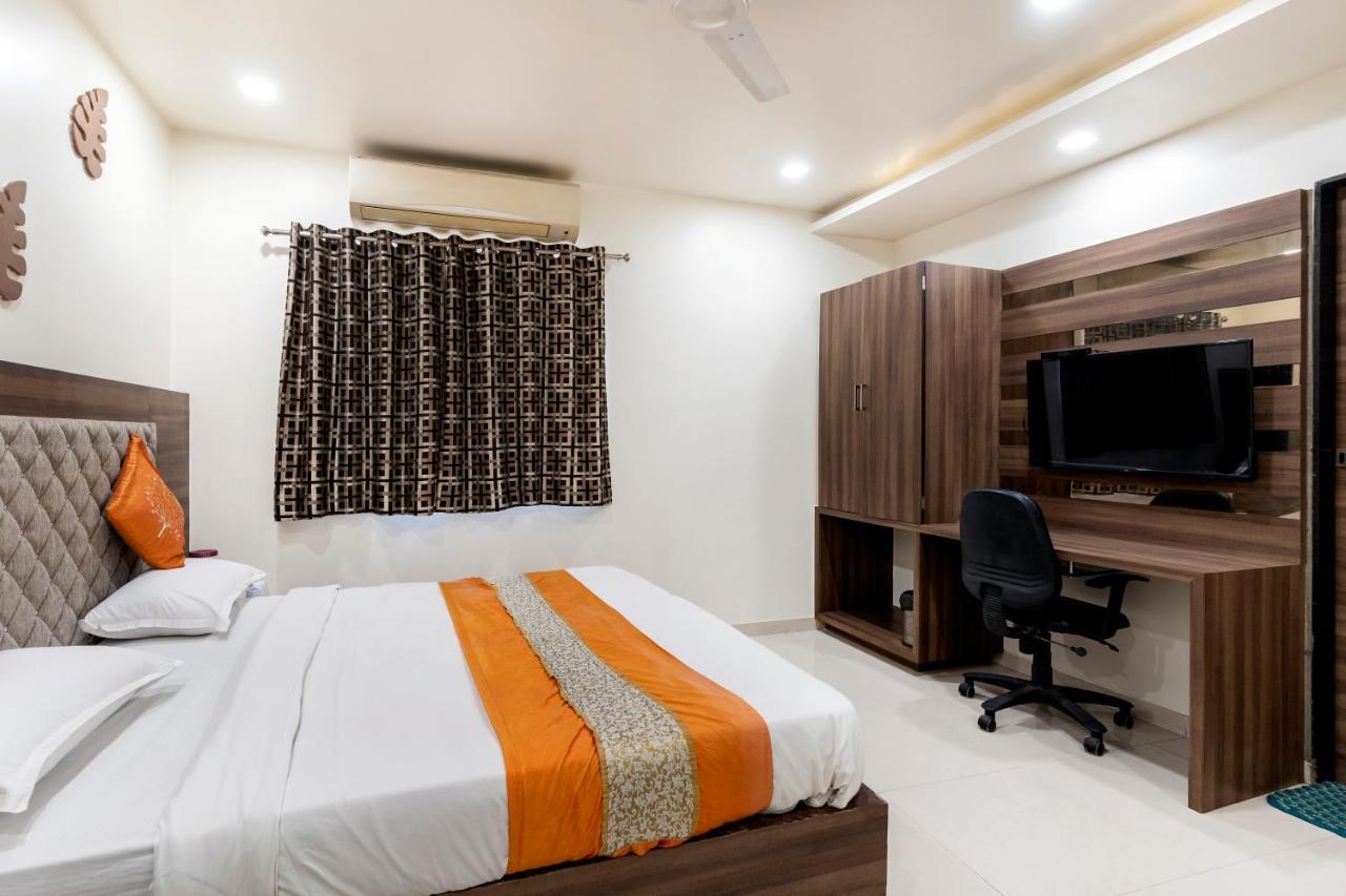 Hotel Ashish Ahmedabad Buitenkant foto