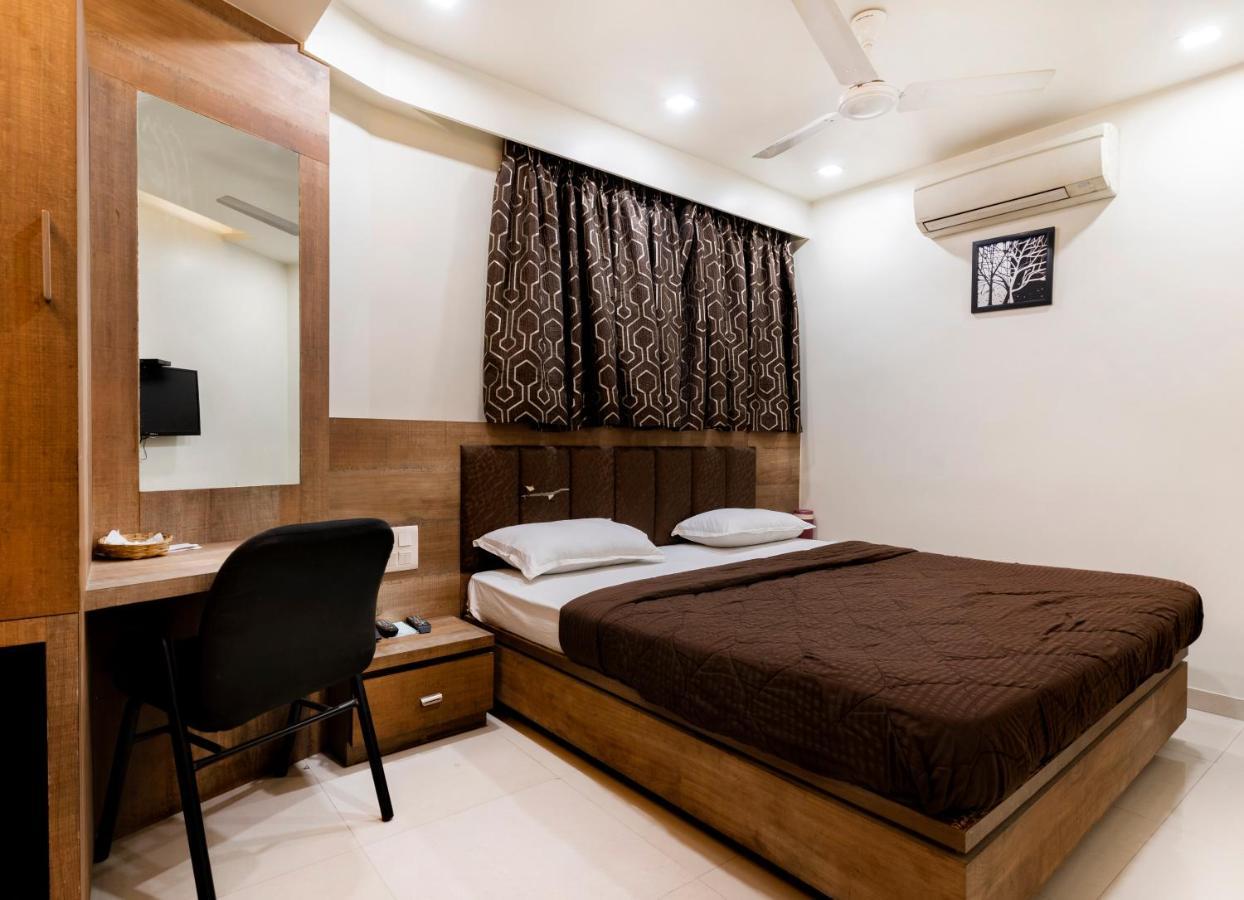 Hotel Ashish Ahmedabad Buitenkant foto