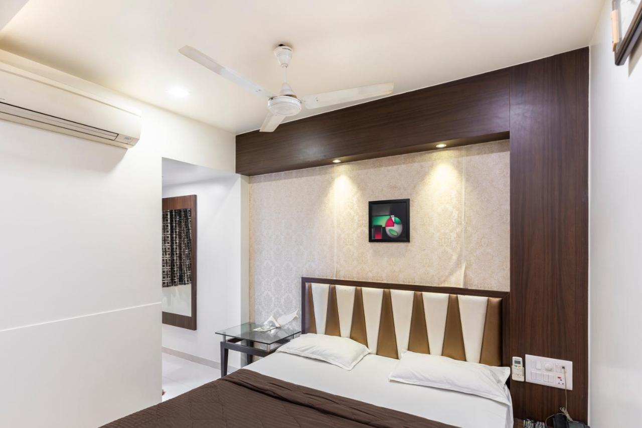 Hotel Ashish Ahmedabad Buitenkant foto