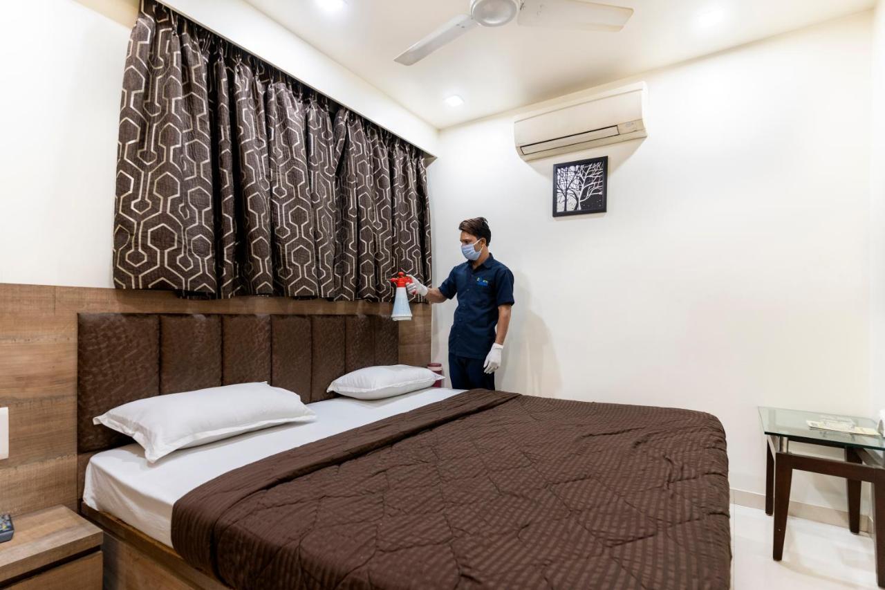Hotel Ashish Ahmedabad Buitenkant foto