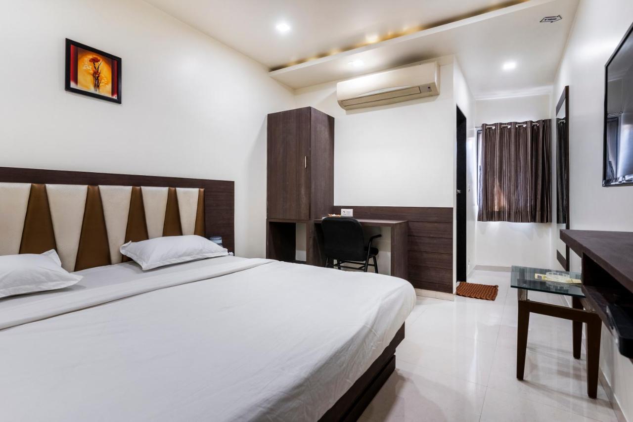 Hotel Ashish Ahmedabad Buitenkant foto