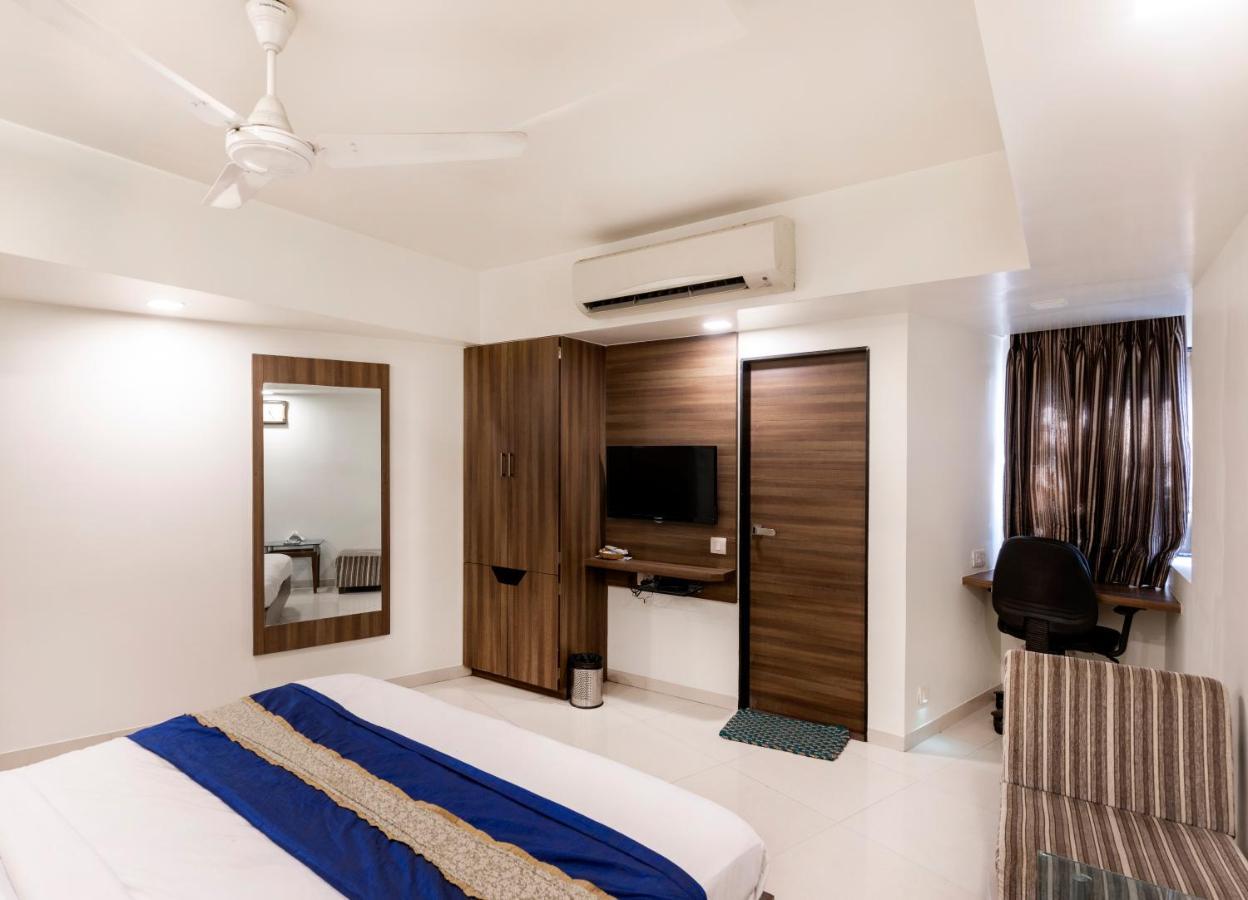 Hotel Ashish Ahmedabad Buitenkant foto