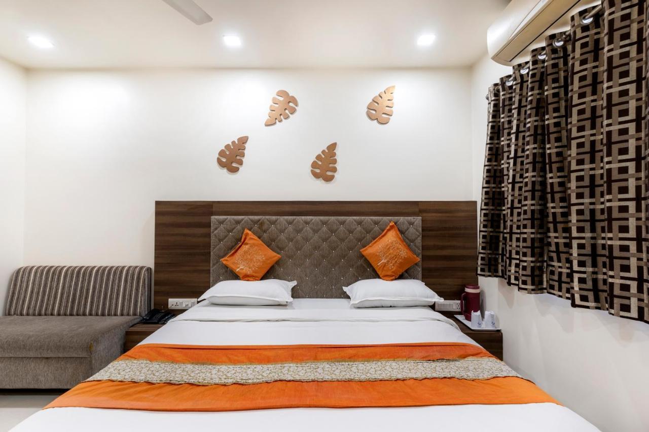 Hotel Ashish Ahmedabad Buitenkant foto