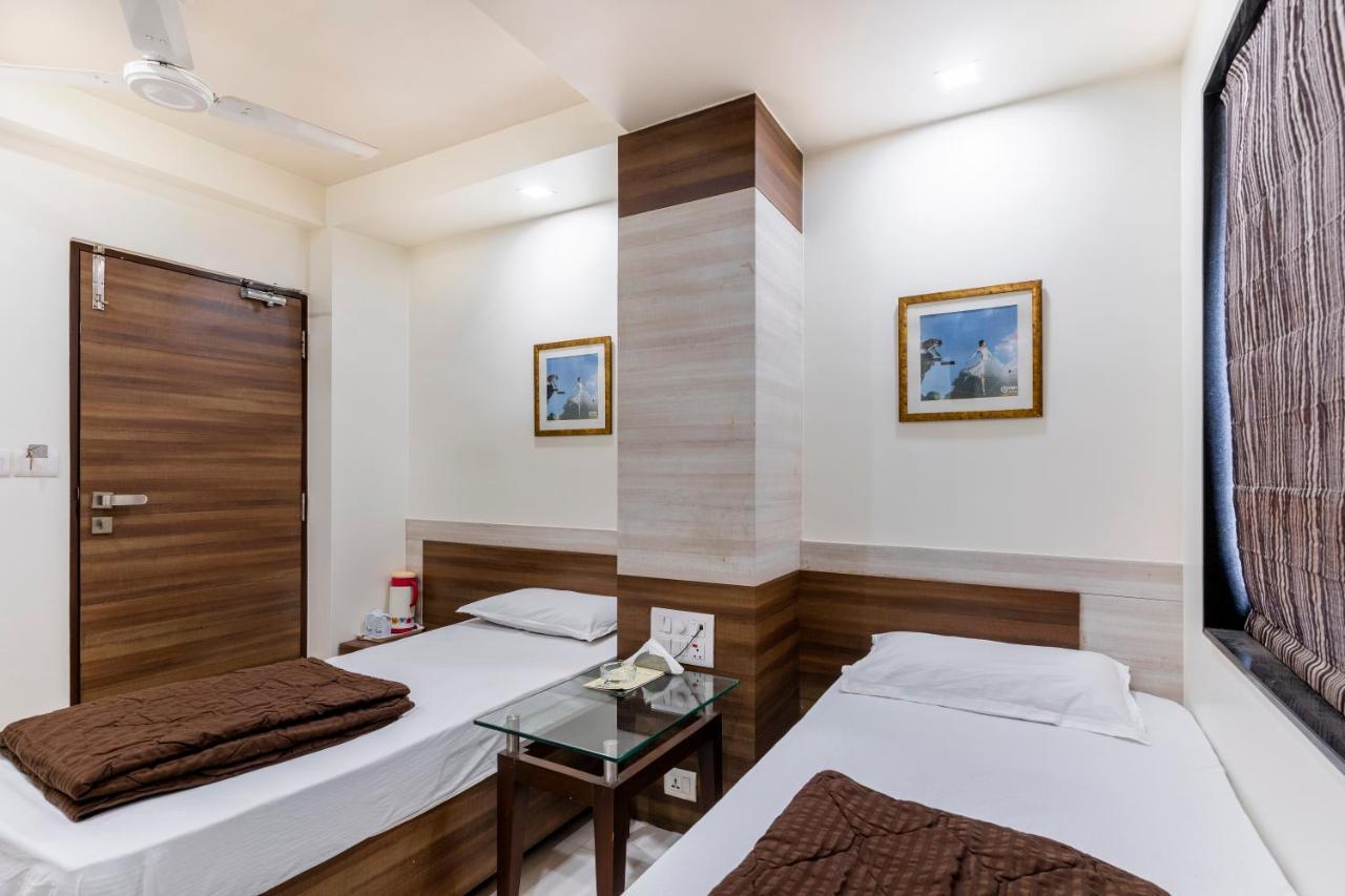 Hotel Ashish Ahmedabad Buitenkant foto