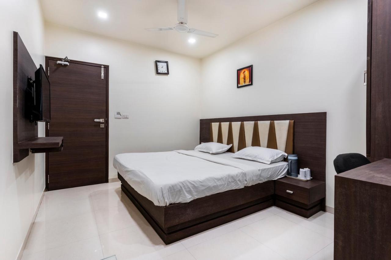Hotel Ashish Ahmedabad Buitenkant foto