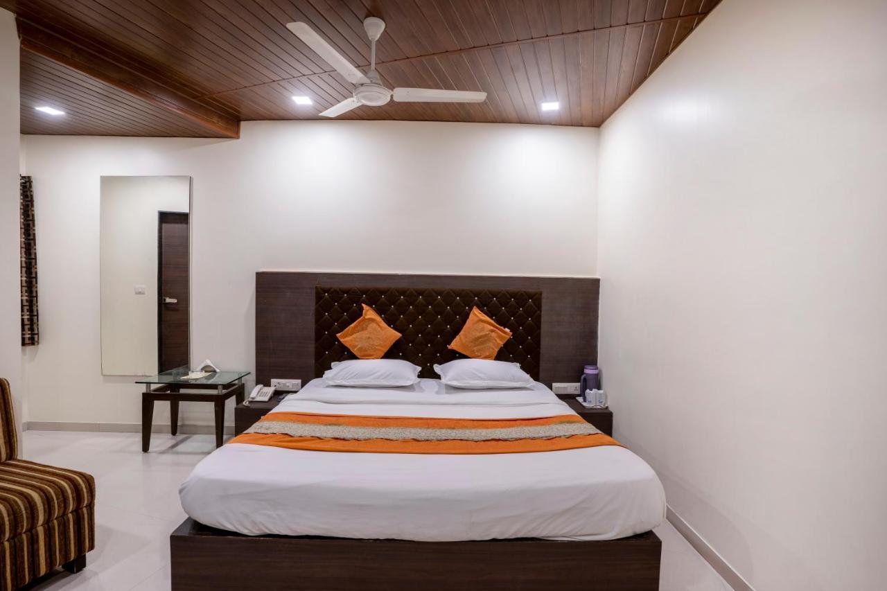Hotel Ashish Ahmedabad Buitenkant foto