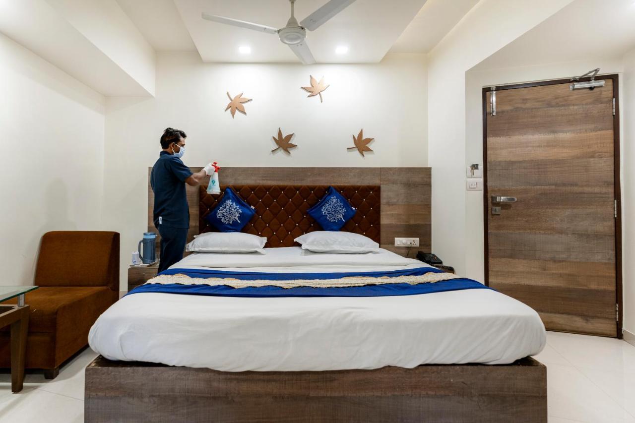Hotel Ashish Ahmedabad Buitenkant foto
