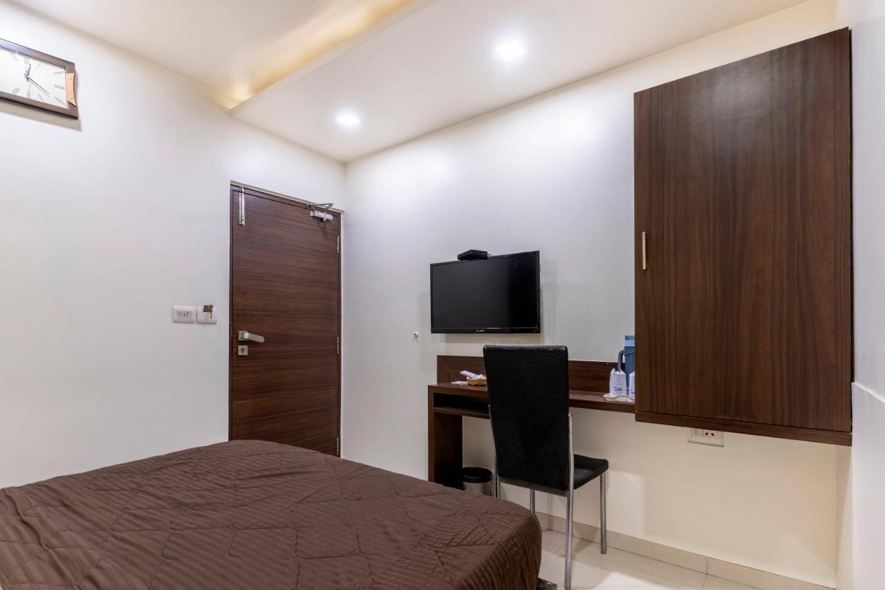 Hotel Ashish Ahmedabad Buitenkant foto