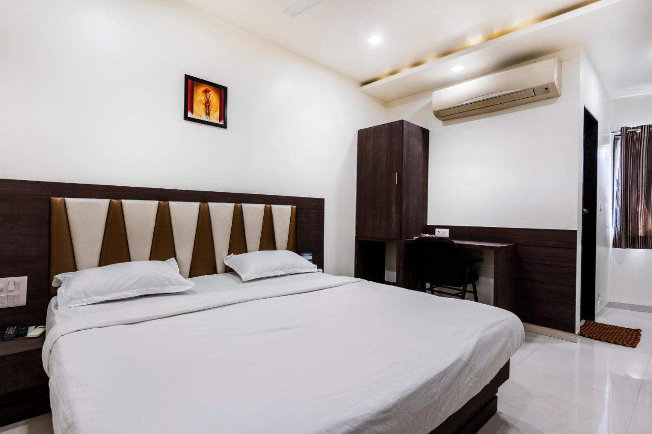 Hotel Ashish Ahmedabad Buitenkant foto