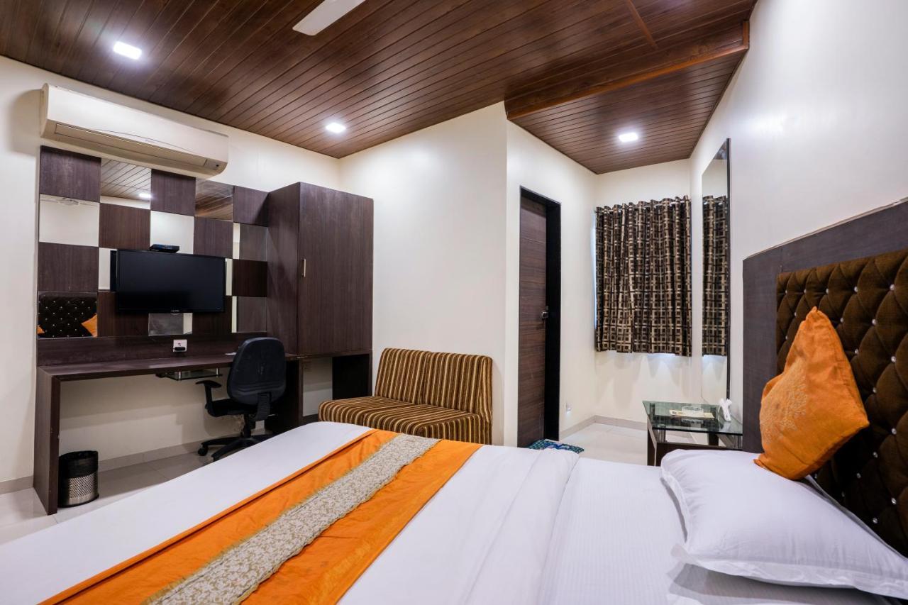Hotel Ashish Ahmedabad Buitenkant foto