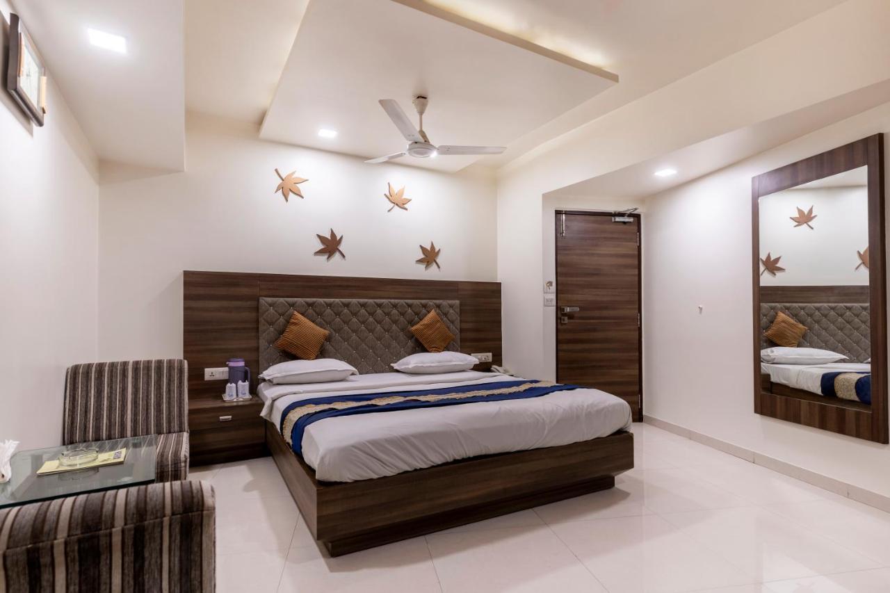 Hotel Ashish Ahmedabad Buitenkant foto