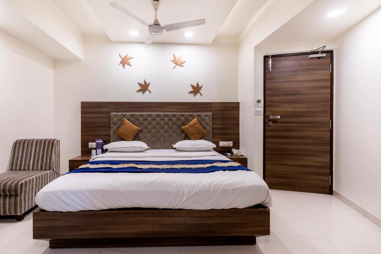 Hotel Ashish Ahmedabad Buitenkant foto