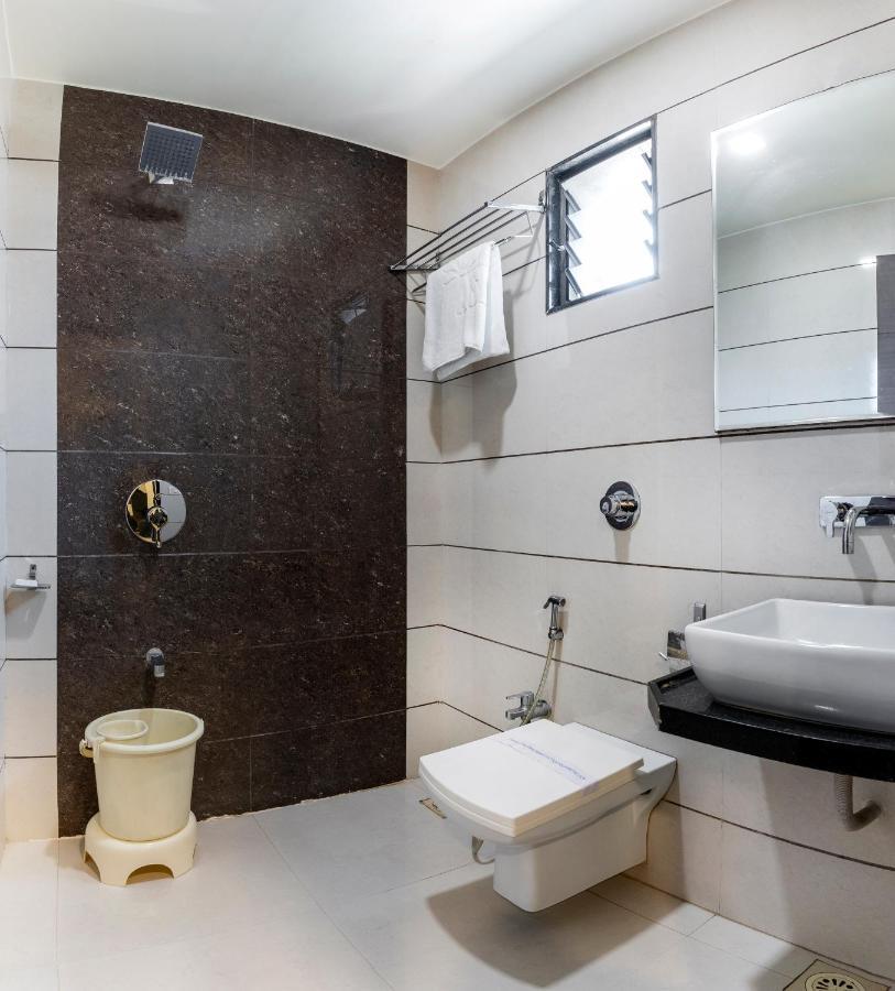 Hotel Ashish Ahmedabad Buitenkant foto