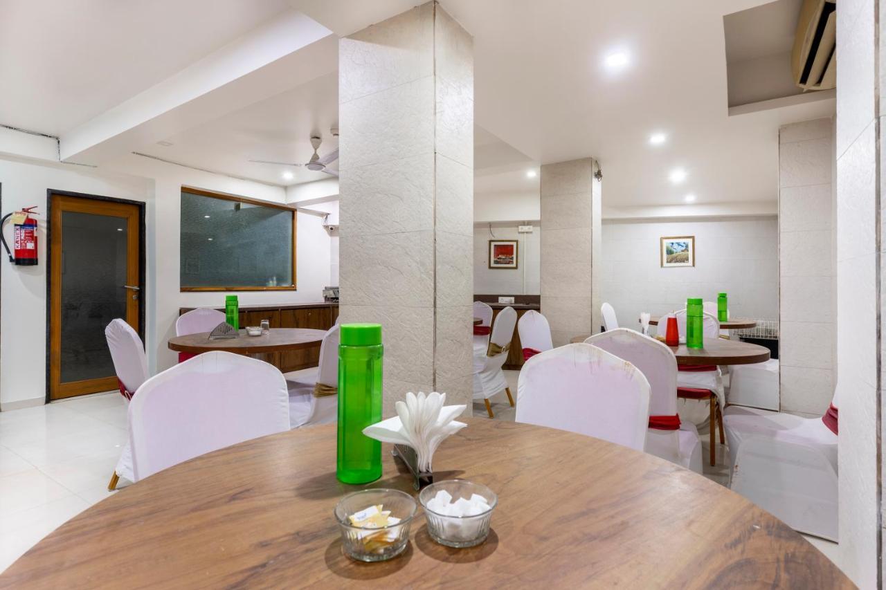 Hotel Ashish Ahmedabad Buitenkant foto