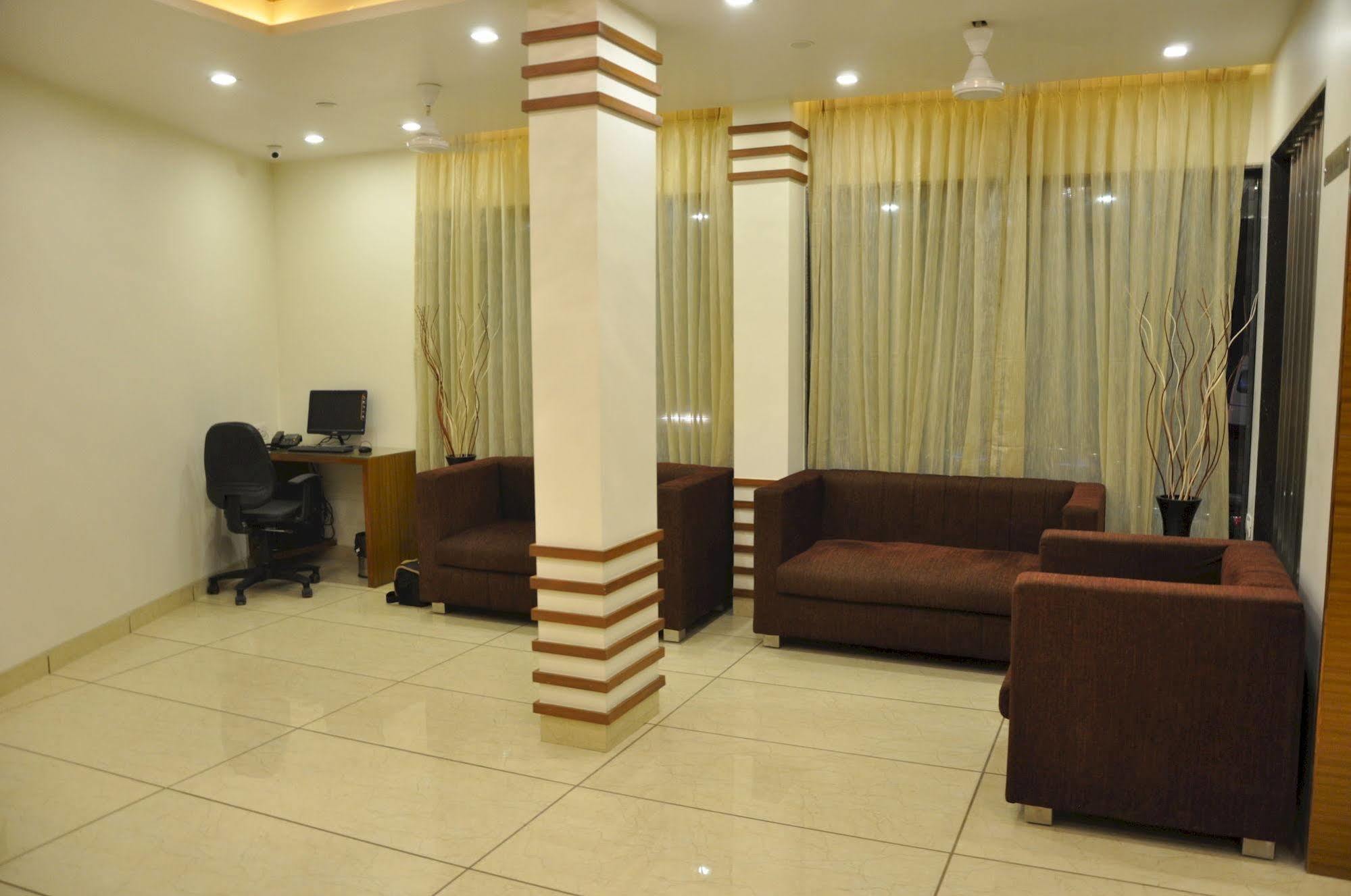 Hotel Ashish Ahmedabad Buitenkant foto