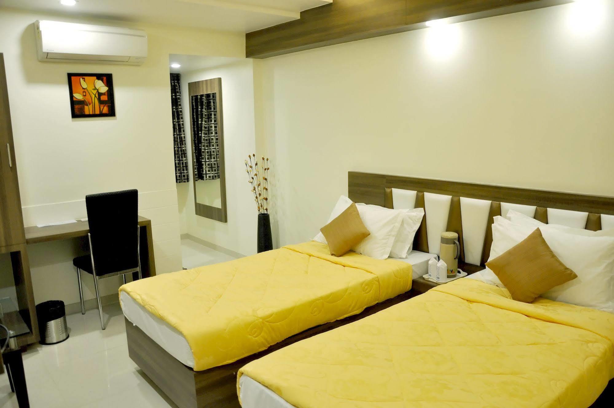 Hotel Ashish Ahmedabad Buitenkant foto