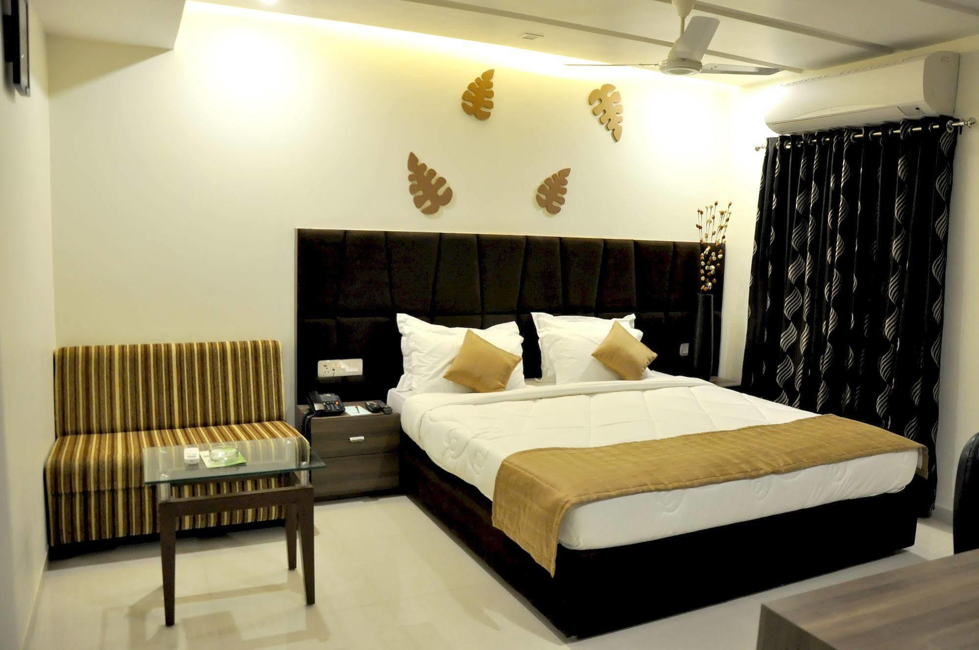 Hotel Ashish Ahmedabad Buitenkant foto