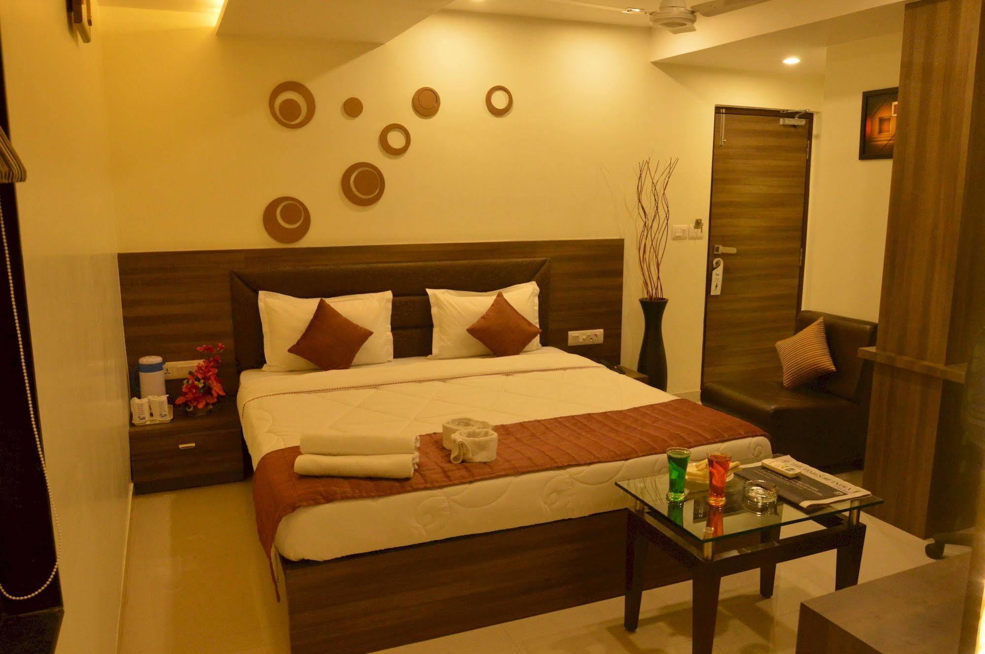 Hotel Ashish Ahmedabad Buitenkant foto