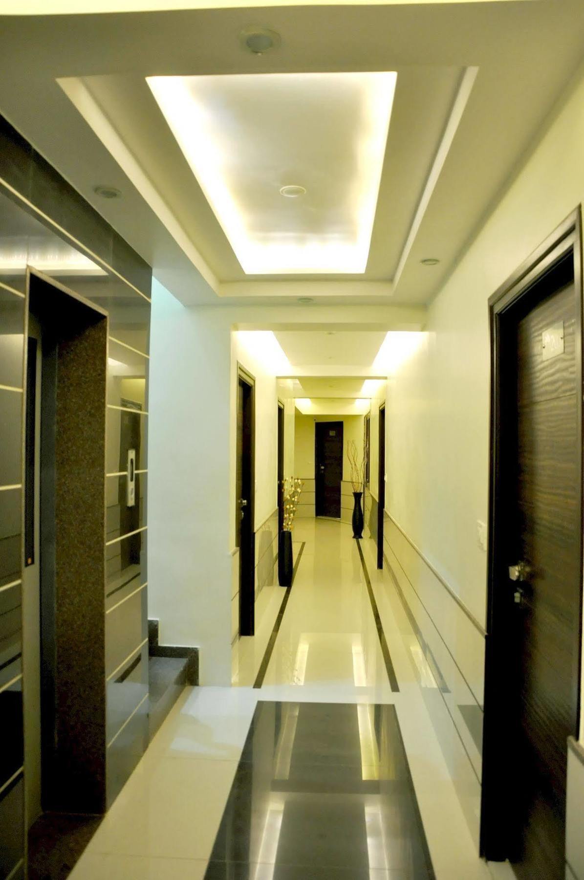 Hotel Ashish Ahmedabad Buitenkant foto
